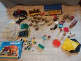 beaucoup de jouets par terre, à côté d'un canapé