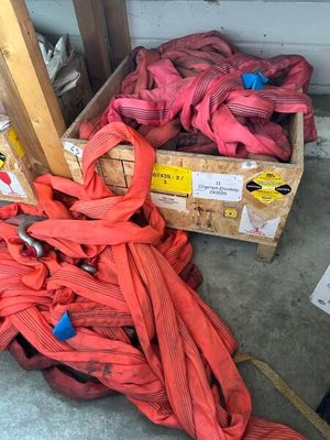 une boîte remplie de cordes rouges à côté d'une boîte de cordes orange
