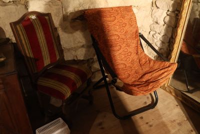 Chaise à haut dossier en bois naturel début XX° + Chaise tra…
