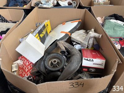 une boîte en carton remplie d'objets hétéroclites sur le sol