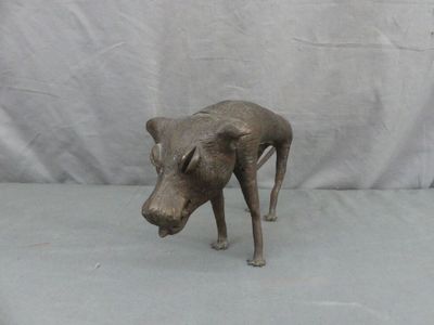une statue représentant un chien debout sur une table