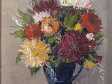 une peinture de fleurs dans un vase bleu sur une table