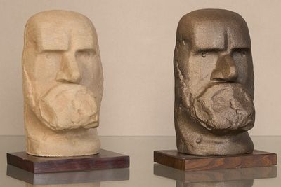trois statues représentant un homme barbu et un homme barbu