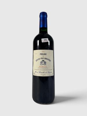 la bouteille de vin rouge est posée sur une surface blanche
