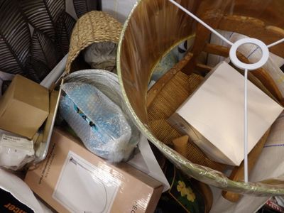 un panier rempli d'objets posé sur une table