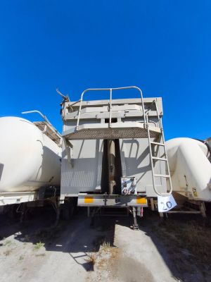 un camion garé sur le côté de la route
