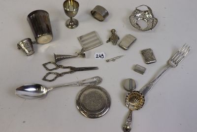 beaucoup d'objets en argent qui se trouvent sur la table
