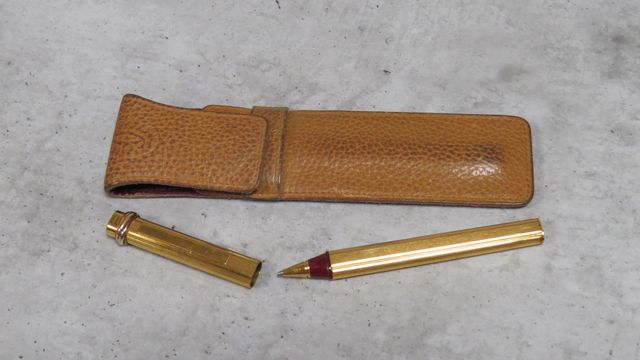 CARTIER : stylo bille en métal doré plaqué or, numéroté 559917 av...