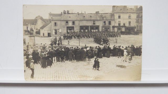 Boussac : Carte-photo : Revue du 14 juillet 1916 (datation donnée...