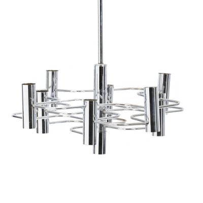 un grand lustre chromé à six branches et quatre ampoules