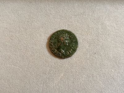 gros plan d'une pièce de monnaie sur une surface blanche