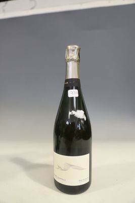 une bouteille de vin posée sur une table