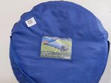 un coussin rond bleu sur lequel est représenté un avion