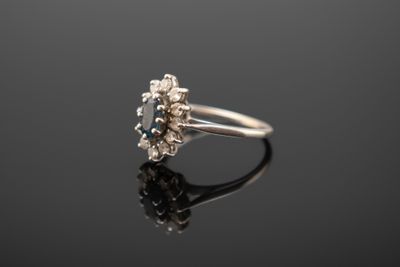 une bague en or blanc sertie d'un saphir bleu et de diamants