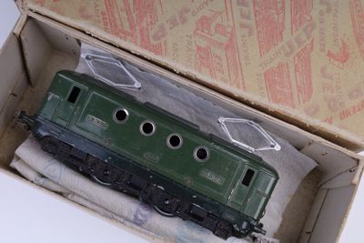 une boîte contenant un petit train, posée sur une table