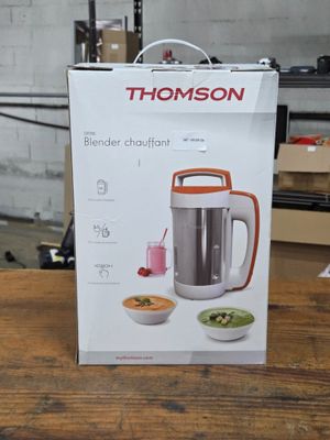 une boîte contenant un mixeur, posée sur une table
