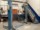 une photo d'un garage rempli de matériel