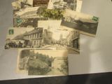 de nombreuses cartes postales anciennes posées sur une table