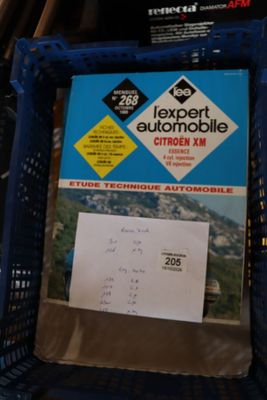 un panier bleu contenant un ticket de caisse, posé sur une étagère