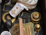 une boîte noire contenant de nombreux objets divers