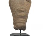 sculpture représentant une tête, posée sur un socle noir