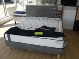 un lit sur lequel est posé un matelas dans une pièce