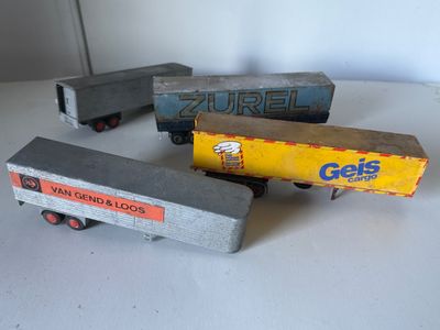 Plusieurs camions miniatures sont alignés sur une table