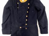 un gros plan sur un manteau noir orné de boutons dorés