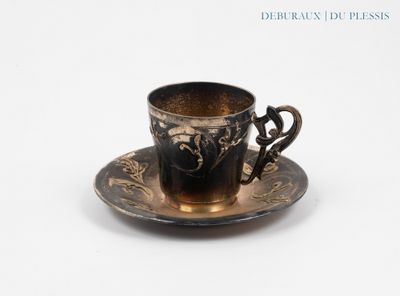 une tasse et une soucoupe sur une soucoupe sur une surface blanche