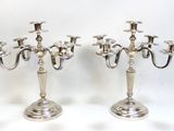 paire de chandeliers plaqués argent avec des bougeoirs sur pied