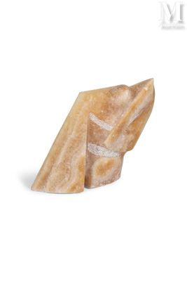 un morceau de marbre posé sur une surface blanche