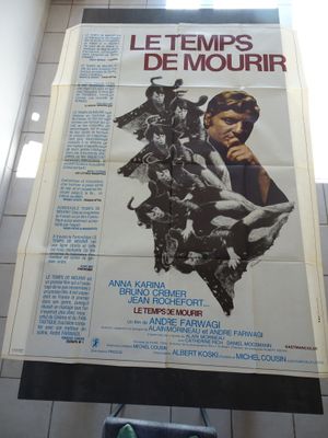 une affiche accrochée au mur de toilettes publiques
