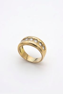 une bague en or avec des diamants sur fond blanc