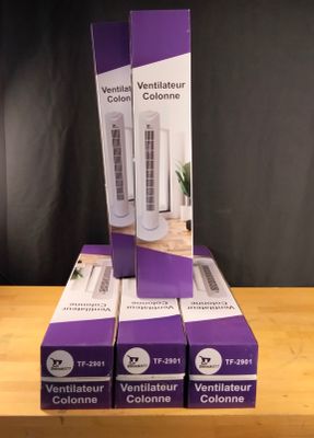 trois boîtes de « Ventilateur » posées sur une table en bois, sur fond noir