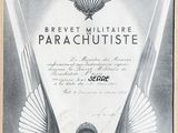 une vieille photo en noir et blanc représentant une affiche d'un parachute