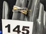 une présentation de bagues et de bracelets sur la main d'un mannequin