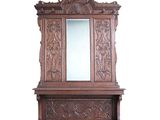 un miroir en bois posé sur une étagère, avec un miroir au-dessus
