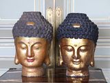 deux statues de bouddhas posées sur une table