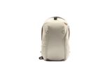 un sac à dos blanc posé sur une surface blanche