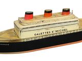une maquette de bateau posée sur une table