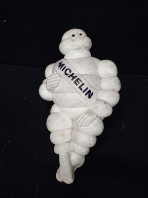 une statue représentant un homme avec une écharpe autour du cou