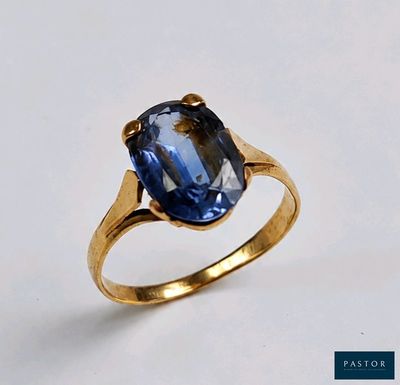 une bague en or sertie d'un saphir bleu au centre