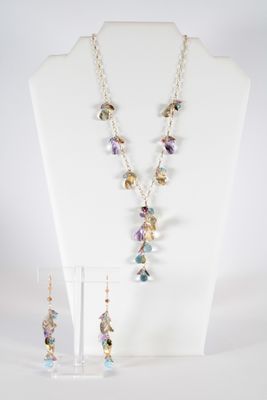 gros plan d'un collier et de boucles d'oreilles sur un mannequin
