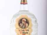 une bouteille d'alcool posée sur une table