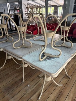 une table sur laquelle sont disposées plusieurs chaises