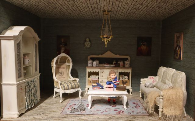 Diorama. Composition miniature, dans une vitrine en bois, vitre e...