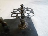 un petit objet métallique posé sur une table
