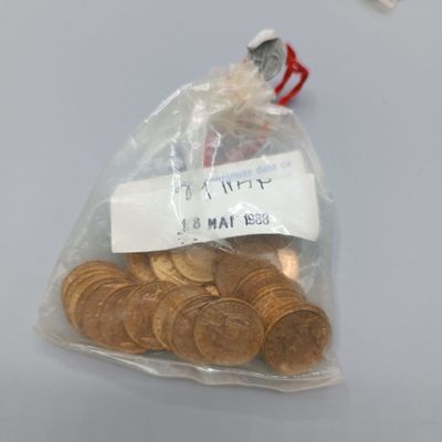 un sac rempli de pièces de monnaie, muni d'une étiquette