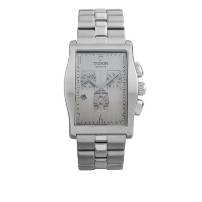 une image d'un gros plan d'une montre-bracelet sur un fond blanc