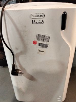 un réfrigérateur blanc muni d'une poignée noire et d'un code-barres